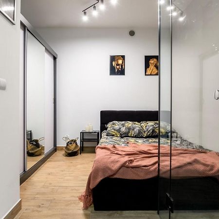 Wyjatkowy Apartament Z Prysznicem Posrodku Na Wyjatkowe Wieczory - Dostep Na Kod, Parking Лодзь Екстер'єр фото